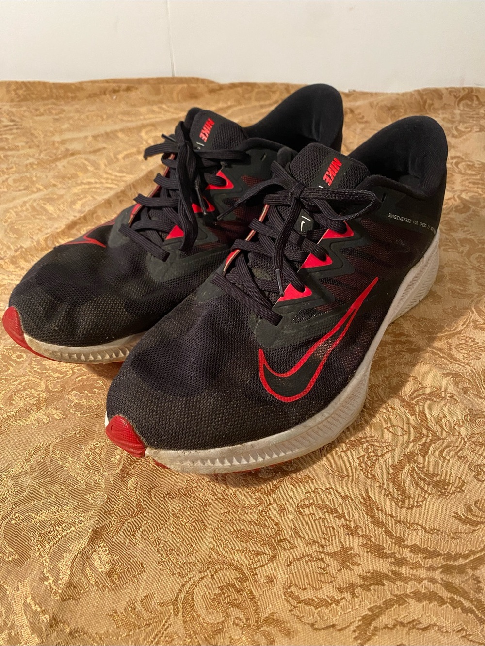 Nike - Quest 3 'Black University Red